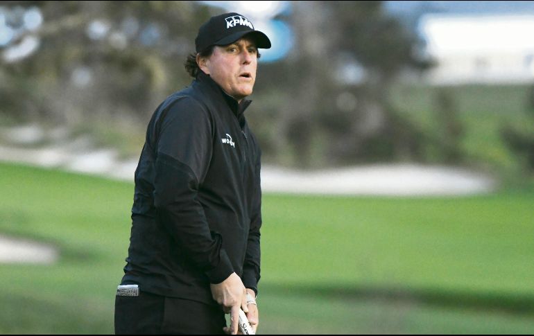 Phil Mickelson encabeza la clasificación a falta de dos hoyos por completar en su recorrido. AFP / H. How
