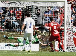 El cabezazo de Adrián Mora mandó el balón al fondo de las redes cruzazulinas. MEXSPORT /