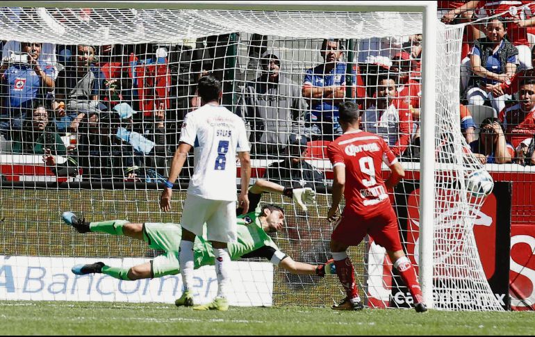El cabezazo de Adrián Mora mandó el balón al fondo de las redes cruzazulinas. MEXSPORT /