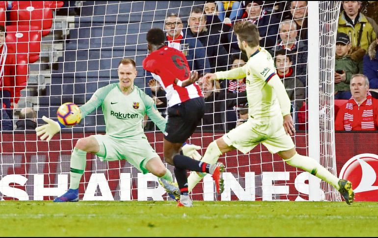 Marc-André Ter Stegen evita el gol a disparo de Iñaki Williams. El alemán fue el salvador del cuadro catalán. EFE