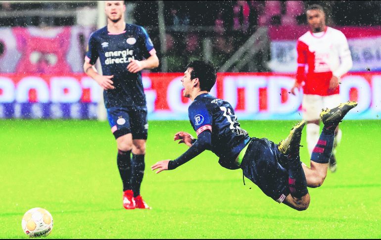 Hirving Lozano vuelve a tener acción, pero como siempre, fue víctima de rudezas. EFE