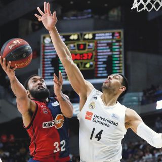 Real Madrid gana con Ayón en la duela