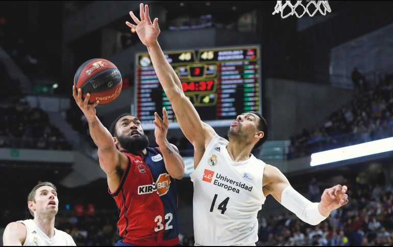 Gustavo Ayón (D) jugó más de 26 minutos y ayudó con ocho puntos y siete rebotes. EFE / J. Martín