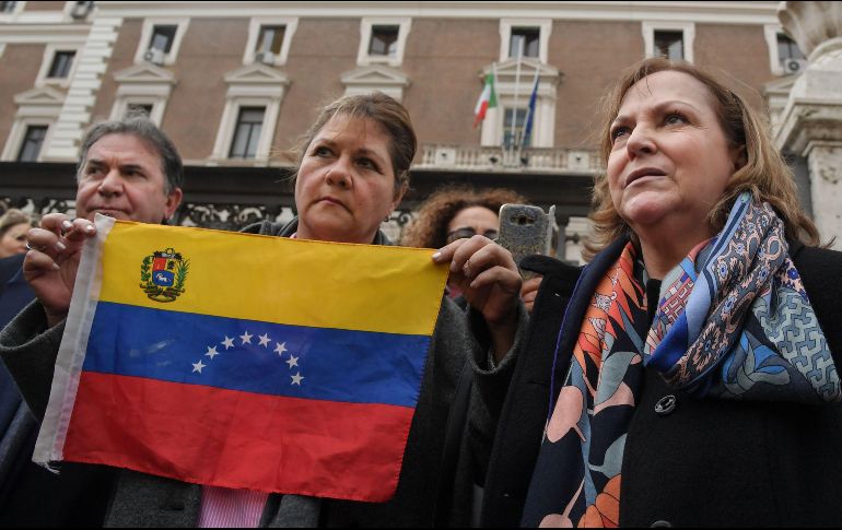 Miembros de la delegación venezolano espera antes de ser recibidos por funcionarios del Vaticano. AFP / T. Fabi
