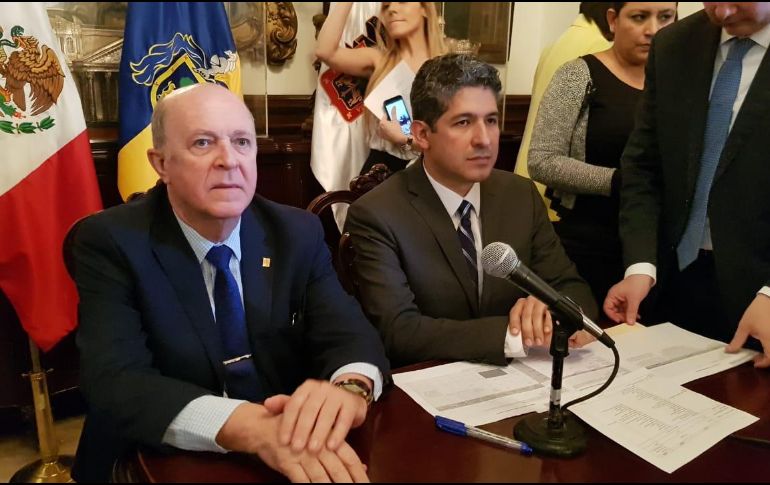 En la imagen Miguel Ángel Navarro, rector de la UdeG, (izq) y Juan Carlos Flores Miramontes, secretario de Educación Jalisco (der). EL INFORMADOR / S. Blanco