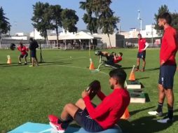 Este lunes, el equipo realizó trabajo físico con aparatos de gimnasio previo al encuentro del próximo sábado ante Atlas. TWITTER / @Chivas