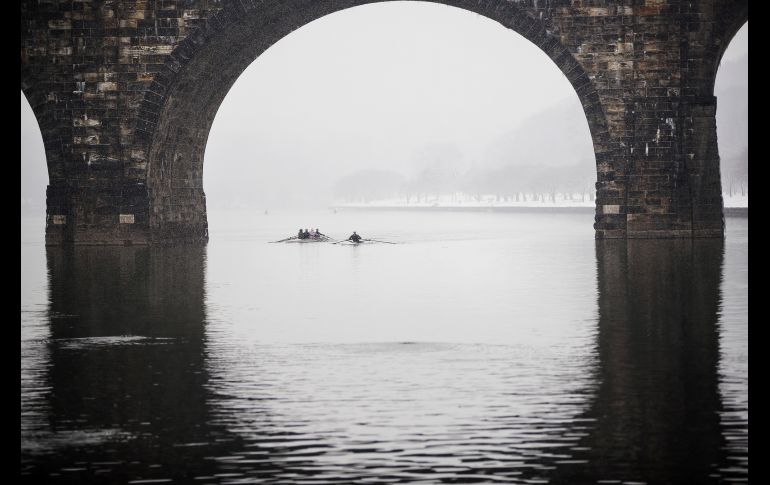Botes navegan en el río Schuylkill mientras nieva en Filadelfia, en el estado de Pennsylvania. AP/M. Rourke