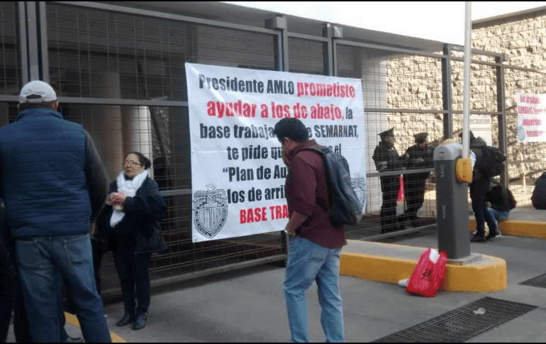 Al menos 700 empleados participan en este paro de labores, además de que delegaciones estatales se suman a la protesta. TWITTER / @RubenDArvizu