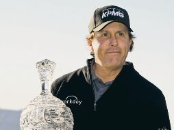 Phil Mickelson tuvo un cierre tranquilo en Pebble Beach para lograr la coronación. AFP / H. How