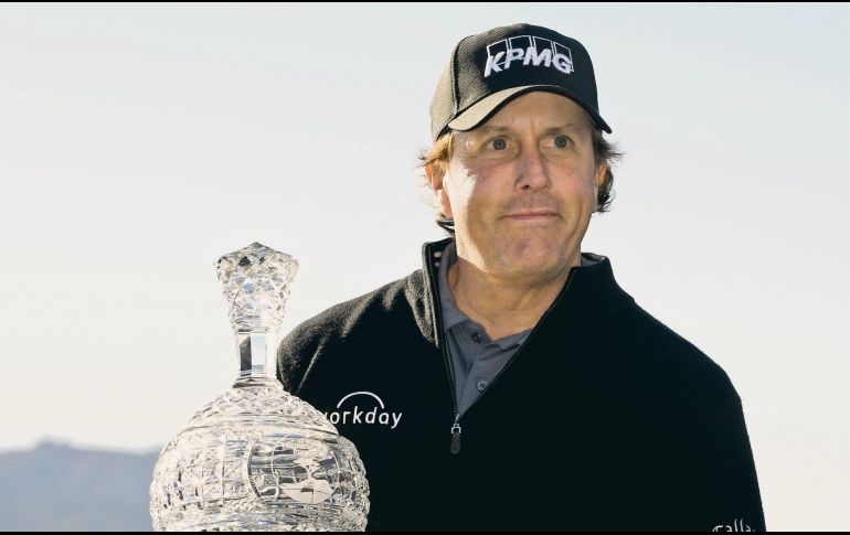 Phil Mickelson tuvo un cierre tranquilo en Pebble Beach para lograr la coronación. AFP / H. How