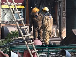 La policía indica que al menos 22 vehículos de bomberos participaron en las labores de extinción y por el momento se desconocen las causas del suceso. AFP / P. Singh