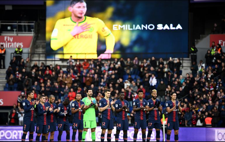 Los clubes podrán usar cintillos negros como tributo al delantero argentino de 28 años, que falleció en un accidente de aéreo sobre el Canal de la Mancha el mes pasado. AFP / ARCHIVO