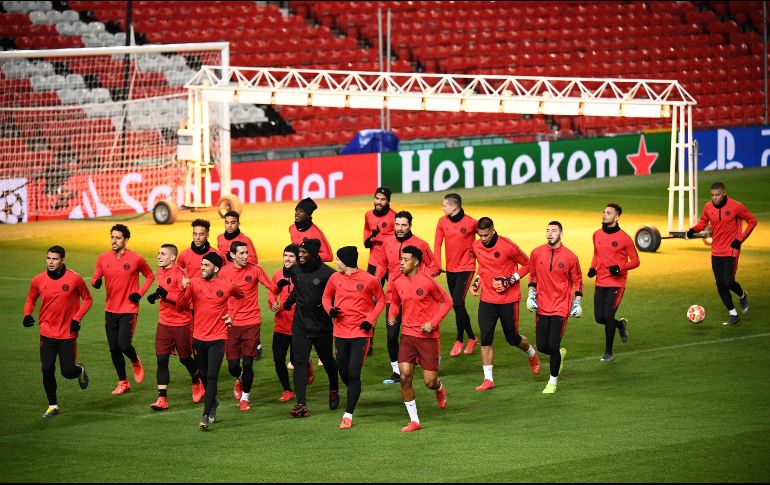 Jugadores del Paris Saint-Germain entrenan en la cancha del Old Trafford en la víspera del juego contra el Manchester United. AFP / F. Fife