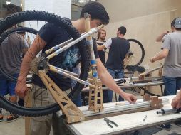  De manera periódica, Diego imparte talleres donde los participantes fabrican sus propios marcos en ciudades de México y de América Latina, como Uruguay y Chile. EL INFORMADOR / S. Blanco