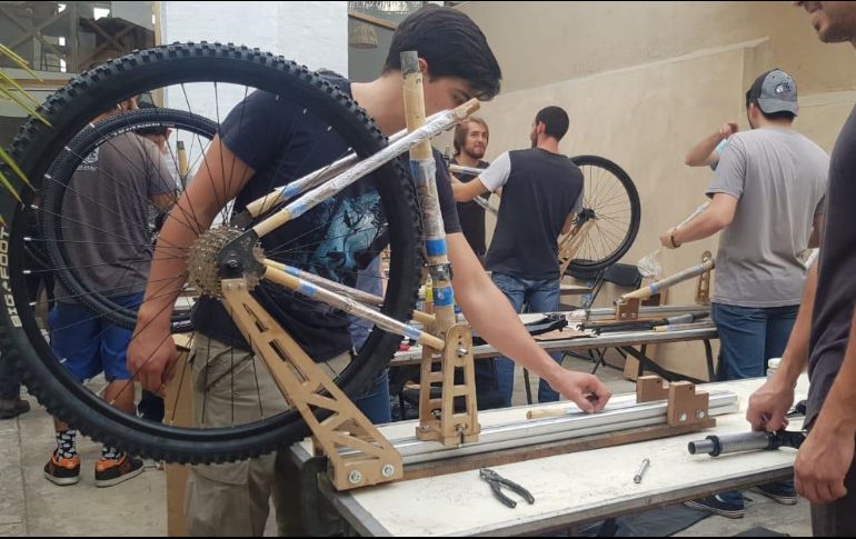  De manera periódica, Diego imparte talleres donde los participantes fabrican sus propios marcos en ciudades de México y de América Latina, como Uruguay y Chile. EL INFORMADOR / S. Blanco