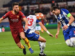 Héctor Herrera (D) fue capitán del Porto y disputó los 90 minutos.  AFP/A. Solaro