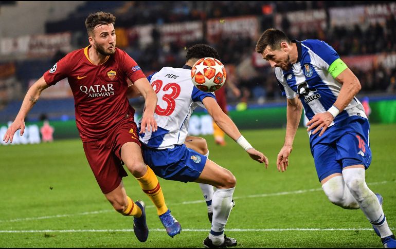 Héctor Herrera (D) fue capitán del Porto y disputó los 90 minutos.  AFP/A. Solaro