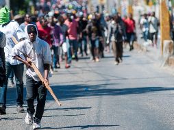 Cientos de personas participan en una protesta este lunes en Puerto Príncipe. EFE/J. Jerve