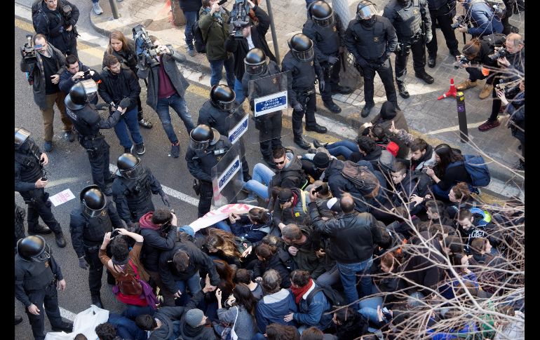 Personas se concentran ante la Fiscalía General de Cataluña en Barcelona, España, en protesta por el juicio contra los lideres independentistas que ha comenzado hoy en el Tribunal Supremo. EFE/M.Pérez