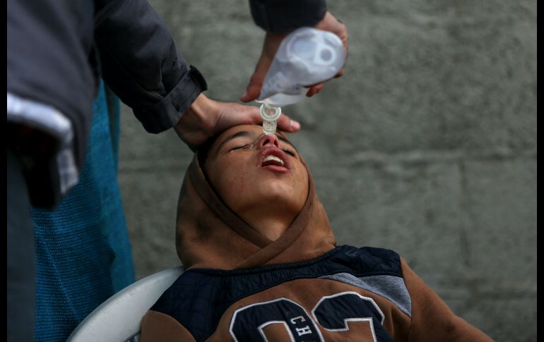 Un manifestante recibe atención médica en Beit Lahiya, en la Franja de Gaza,  luego de que resultara afectado por gas lacrimógeno disparado por tropas israelíes durante una protesta cerca de frontera. AP/A. Hana
