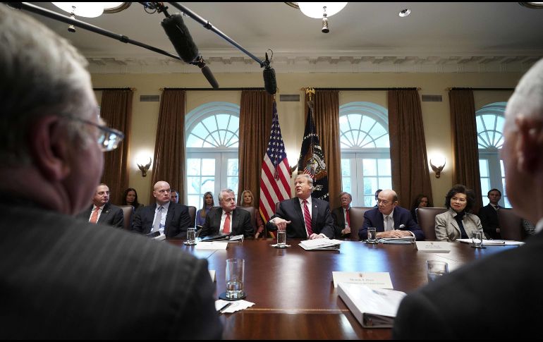 Los congresistas, entre ellos republicanos, presionaron al mandatario para que acepte el acuerdo puesto sobre la mesa ayer. AFP/M. Ngan