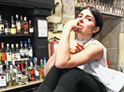  La cantautora mexicana se mantiene fiel a su música independiente; posa desde la barra de la cantina La Fuente, en Guadalajara. EL INFORMADOR / A. Camacho