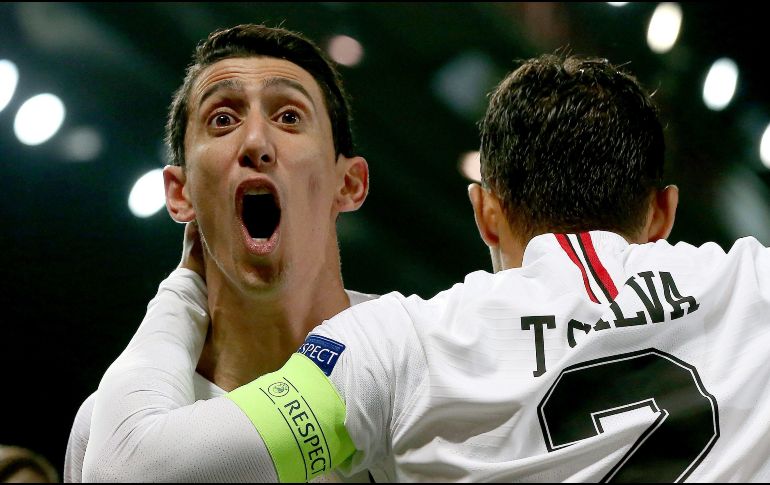 Di María fingió beber de la botella tras tomarla del césped. EFE/N. Roddis