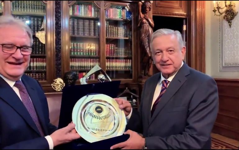 El presidente de la Confederación Mundial de Béisbol y Softbol (WBSC) pidió al Presidente ser embajador, al tiempo que le entregó una medalla a nombre de todos los beisbolistas del mundo. TWITTER / @lopezobrador_