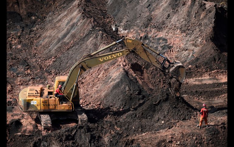 Bomberos usan maquinaria para las labores de búsqueda de desaparecidos tras la ruptura de una represa de la compañía minera Vale en Corrego do Feijao, Brasil. El colapso de la estructura, ocurrida hace 20 días, ha dejado al menos 165 muertos. AFP/D. Magno