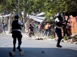 Las confrontaciones entre las fuerzas de seguridad y jóvenes fueron intensas y prolongadas. AP/D. Nalio