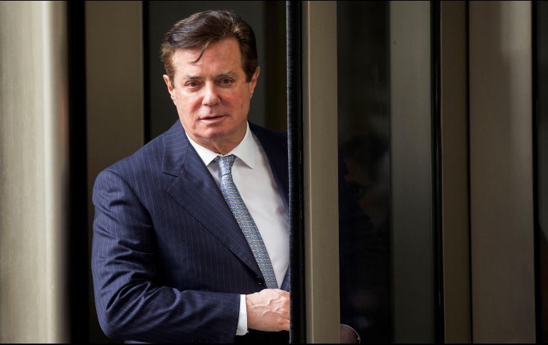 El ex presidente de la campaña del presidente Donald Trump, Paul Manafort, abandona el tribunal federal después de una audiencia de estado en Washington. EFE/S. Thew