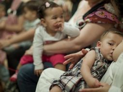 La lecha materna es el alimento ideal para los bebés durante al menos los primeros seis meses de vida. EFE / ARCHIVO