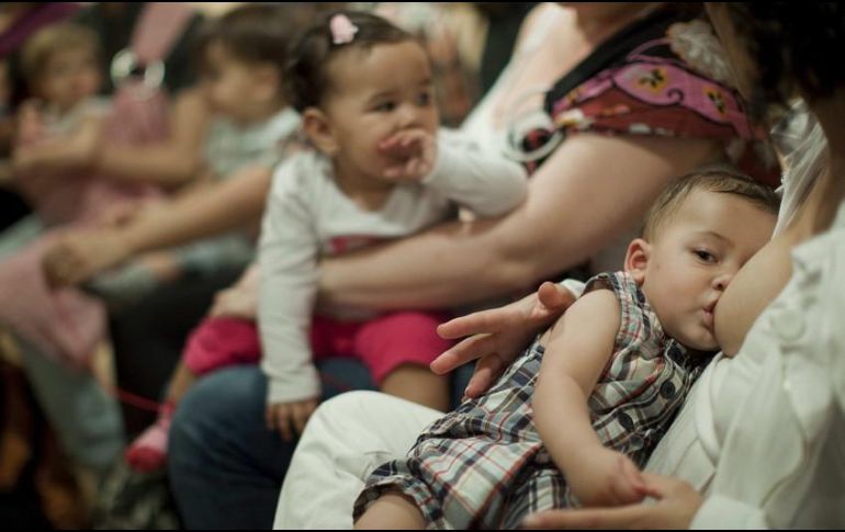 La lecha materna es el alimento ideal para los bebés durante al menos los primeros seis meses de vida. EFE / ARCHIVO