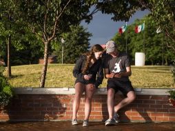 La consultora también destaca que 82.8% de los usuarios revisan los perfiles de su ex pareja para saber qué está haciendo y 31.7% ha realizado publicaciones en redes sociales para que su los vea y sienta celos. AP / ARCHIVO