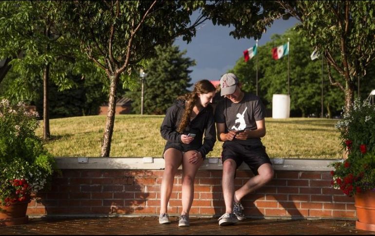 La consultora también destaca que 82.8% de los usuarios revisan los perfiles de su ex pareja para saber qué está haciendo y 31.7% ha realizado publicaciones en redes sociales para que su los vea y sienta celos. AP / ARCHIVO