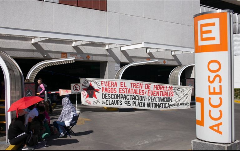 Tras casi un mes, maestros de la sección XVIII de la CNTE mantuvieron diversas líneas de ferrocarriles tomadas en Michoacán. EFE / ARCHIVO