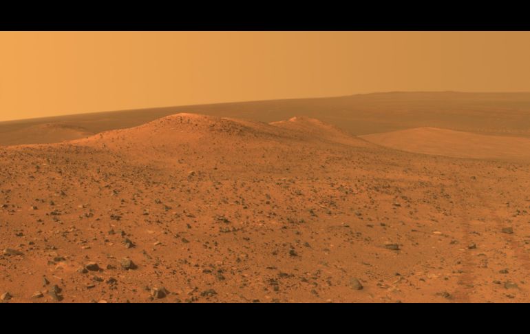 Una vista compuesta de varias imágenes con filtros muestra una cresta marciana, 