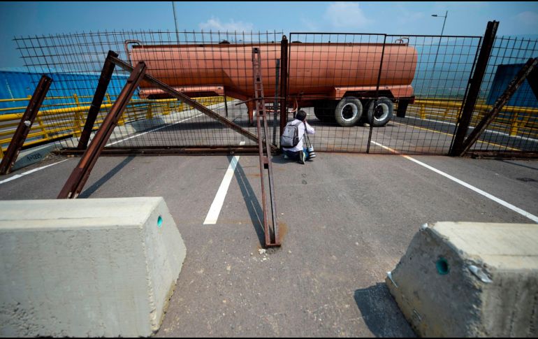 Maduro bloqueó la ayuda humanitaria enviada por los gobiernos estadounidense y colombiano por considerar que es un pretexto para llevar a cabo un golpe de Estado. AFP / ARCHIVO