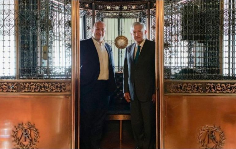 Enrique Alfaro y Andrés Manuel López Obrador recorrieron los pasillos del Palacio Nacional durante la reunión. ESPECIAL