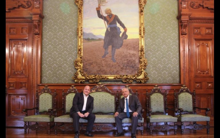 Enrique Alfaro y Andrés Manuel López Obrador recorrieron los pasillos del Palacio Nacional durante la reunión. ESPECIAL