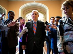 El líder de la Mayoría del Senado, el republicano de Kentucky Mitch McConnell, sale tras votar un proyecto de ley que podría evitar el cierre de gobierno, este jueves en Washington. EFE/J. Lo Scalzo