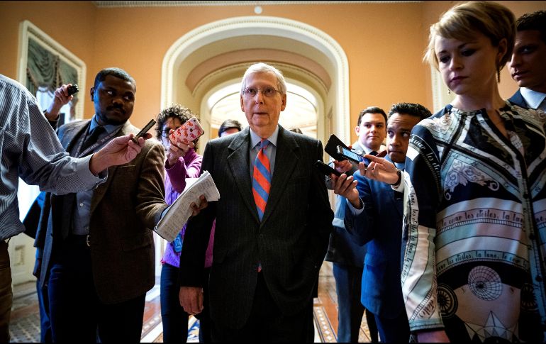 El líder de la Mayoría del Senado, el republicano de Kentucky Mitch McConnell, sale tras votar un proyecto de ley que podría evitar el cierre de gobierno, este jueves en Washington. EFE/J. Lo Scalzo