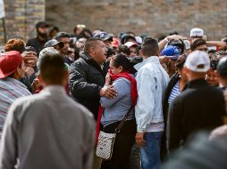 Migrantes esperan para salir del albergue temporal habilitado por las autoridades de Coahuila este jueves, en Piedras Negras. EFE/M. Sierra