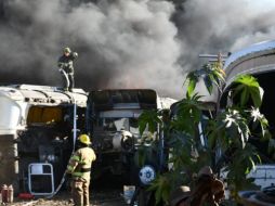 Luego de aproximadamente una hora de maniobras, el fuego fue controlado gracias a la coordinación de elementos de la UEPCBJ y de la Unidad de Protección Civil del municipio. ESPECIAL/ Protección Civil Jalisco