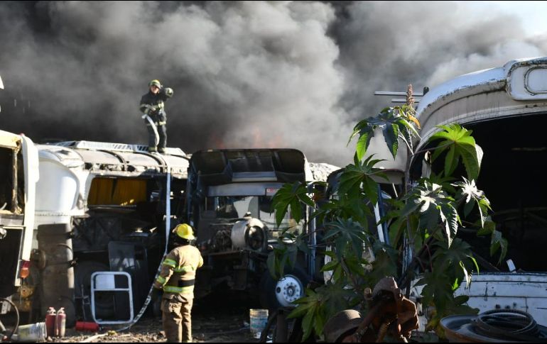 Luego de aproximadamente una hora de maniobras, el fuego fue controlado gracias a la coordinación de elementos de la UEPCBJ y de la Unidad de Protección Civil del municipio. ESPECIAL/ Protección Civil Jalisco