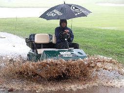Los encharcamientos hicieron imposible que la primera ronda se jugara de manera continua. AFP/Y. Teck
