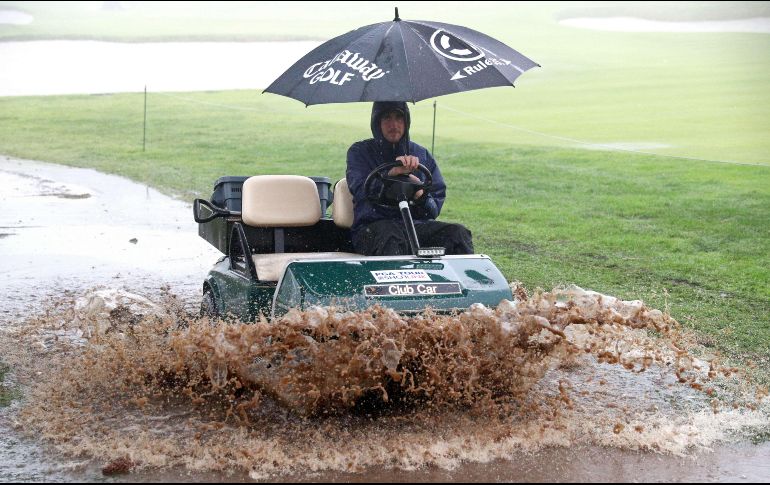 Los encharcamientos hicieron imposible que la primera ronda se jugara de manera continua. AFP/Y. Teck