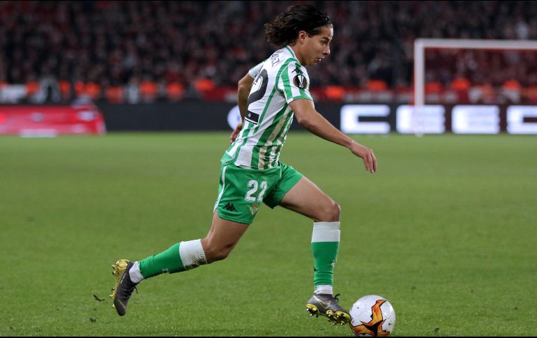 El canterano del América jugó 63 minutos tras ingresar de cambio al 27 por Júnior Firpo, quien salió lesionado, y marcó el gol del empate ante el Rennes de Francia. EFE / E. Lemaistre