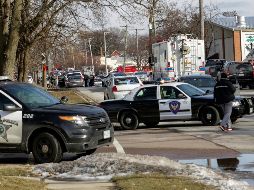 Policías locales acordonaron los alrededores para evitar mayores afectaciones. AP/B. Horne