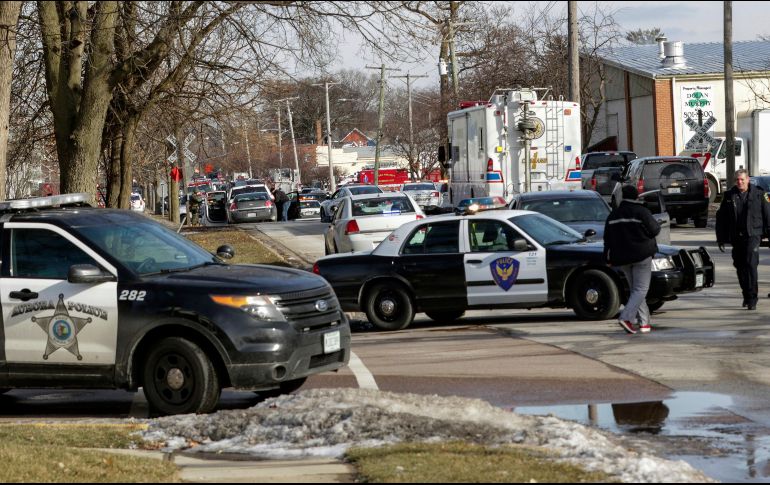 Policías locales acordonaron los alrededores para evitar mayores afectaciones. AP/B. Horne